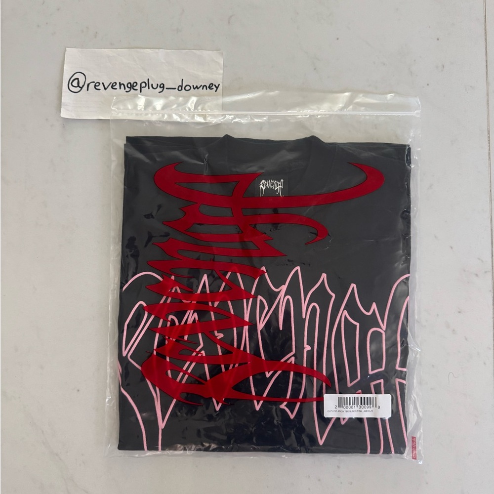 Revenge Outline Arch Tee Black/Pink